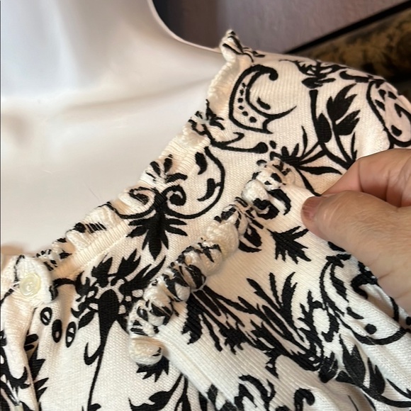 White House Black Market Black and White Blouse - Picture 7 of 9
